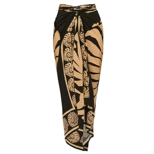 Détail d'un paréo portefeuille avec motifs en spirale bohème vintage et rayures de plage