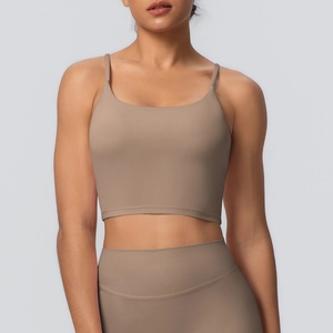 Gros plan d'un soutien-gorge de sport marron à fines bretelles et tissu yoga élastique