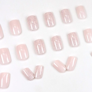 Faux ongles courts carrés-ovales rose nude avec finition brillante et pailletée