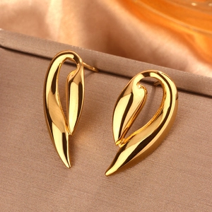 Orecchini minimalisti in oro 18 carati con design astratto a cuore e foglia di acero