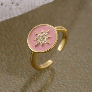 Dettaglio dell'anello a stella in smalto rosa dorato con micro zirconi incastonati