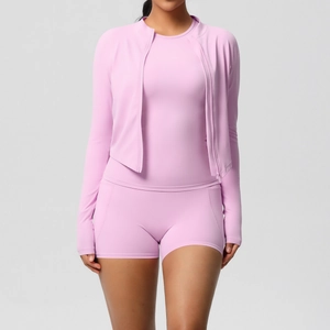 Ensemble de yoga 3 pièces avec veste zippée et short en tissu extensible lilas pâle