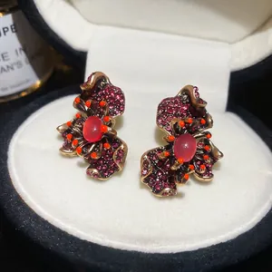Boucles d'oreilles fleurs vintage avec diamants roses et pierres rouges en bronze
