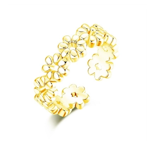 Close-up of golden daisy flower open toe ring featuring delicate polished floral patterns