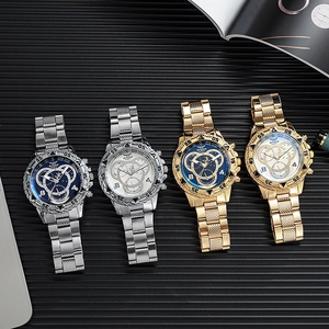 Détails de quatre montres à quartz pour hommes avec bracelets en acier or et argent et cadrans bleus