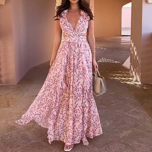 Dettaglio del vestito lungo floreale rosa con scollo a V, tagli in vita e strati a balze