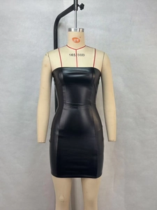 Sexy schwarzes Schlauchkleid aus Kunstleder mit enger Passform und Glanzeffekt