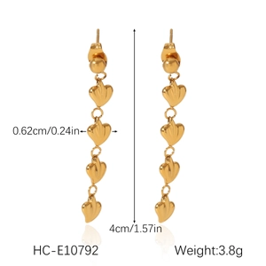 Détails des boucles d'oreilles cœur doré avec mesures de longueur et de largeur