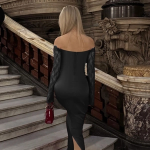Détail de la dentelle noire élégante à épaules dénudées et de la robe ajustée