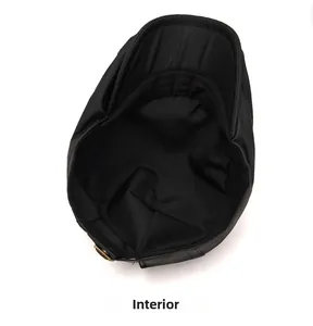 Vue interne de la casquette plate en cuir noir montrant la doublure et la boucle en bronze