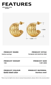 Vue détaillée des boucles d'oreilles C en acier doré 18K avec texture de lave