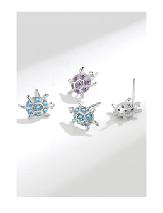 Dettaglio di orecchini a tartaruga con pavé di zirconi blu e viola su base in argento