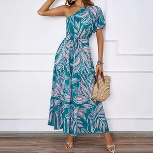 Robe longue à fleurs une épaule avec imprimé tropique pour vacances d'été à la mer