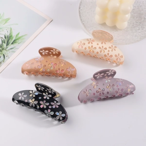 Lot de quatre pinces à cheveux fleurs 8cm en PVC noir, violet, beige et marron