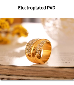 Detalle de anillo multicapa chapado en oro PVD con cristales de circonita brillantes