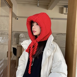 Bonnet à capuche en grosse maille rouge avec glands tressés et design monstre mignon