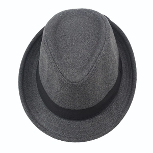Vue de dessus du chapeau fedora jazz en feutre gris foncé avec ruban noir élégant