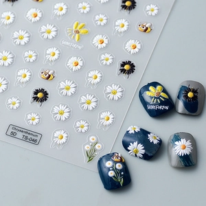 Autocollants 5D gaufrés pour ongles motif marguerites avec des textures florales en relief