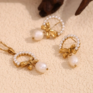 Vintage 18K gold plated bow jewelry set featuring a pearl necklace and matching earrings