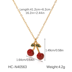 Dettaglio della collana con ciliegie, dimensioni 1,49x1,64 cm e dati lunghezza