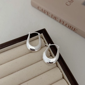 Minimalist S925 sterling silver U-shaped hoop earrings in a beige velvet jewelry box