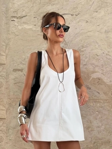 Robe moulante blanche sans manches minimaliste avec décolleté en U profond pour femme