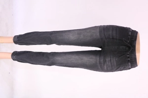 Détail du jogging gris foncé avec cordon de serrage et ourlets élastiques sur mannequin