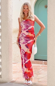 Gros plan détaillé de la robe bustier à fleurs rouges et roses avec détails froncés