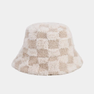 Dettaglio del cappello pescatore in peluche a scacchi beige con trama spessa