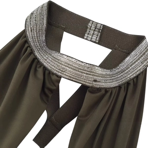 Olivgrünes Kleid mit Cut-Out-Design, Metallbesatz und Falten für einen modischen Look