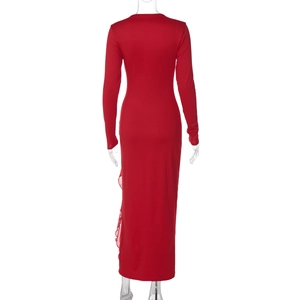 Vue arrière d'une robe longue rouge avec ourlet fendu à volants sur mannequin