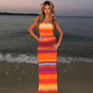 Détail d'un ensemble haut bustier et jupe longue dégradé coucher de soleil sur plage
