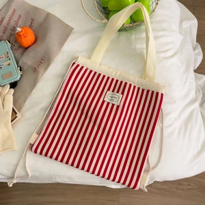 Detailansicht des rot-weiß gestreiften Canvas-Zuziehbeutels mit Vintage-Textiletikett
