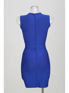 Vue arrière détaillée d'une robe bandage bleue moulante avec fermeture éclair discrète