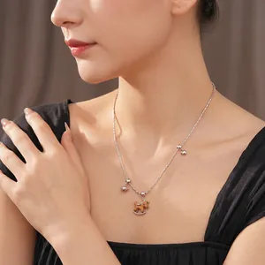 Collier minimaliste en chaîne argentée avec pendentifs cheval en bois et cœur