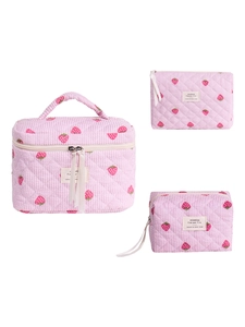 Set di 3 borse per cosmetici trapuntate rosa con stampa a fragole e chiusura zip