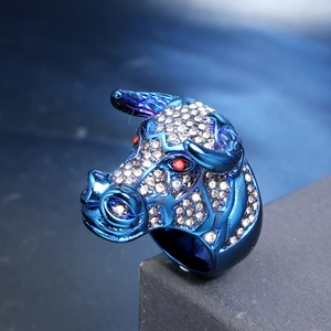 Détail macro d'une bague tête de taureau en finition bleu foncé sertie de cristaux
