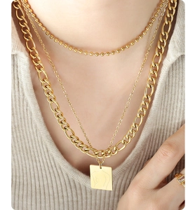 Detailaufnahme der mehrlagigen Goldkette mit Perlen, Gliederkette und Anhänger