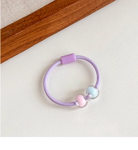 Dettaglio di elastico per capelli viola con perline colorate per acconciature bimba