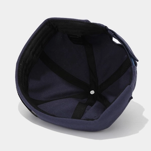 Vue de l'intérieur du bonnet docker en coton bleu avec étiquette 100% coton et couture