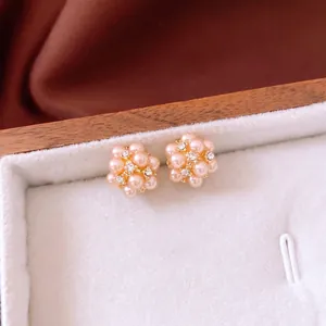 Eleganti orecchini a perla con strass scintillanti in una confezione regalo di lusso