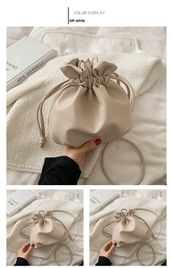 Detail der minimalistischen cremefarbenen Beuteltasche mit Kordelzug und weicher Ledertextur