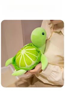 Peluche tortue citron vert tenue par un modèle montrant sa grande taille et sa douceur