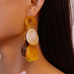 Boucles d'oreilles pendantes géométriques en acrylique et métal au style vintage