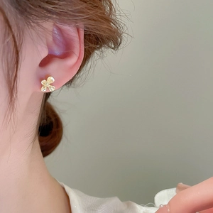 Boucles d'oreilles fleurs dorées pour femmes avec une finition mate et un design épuré