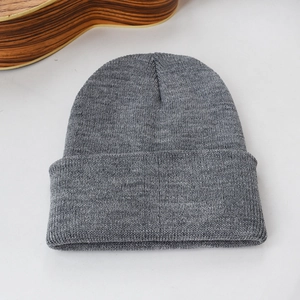 Détail de la texture en maille côtelée gris moyen sur un bonnet d'hiver chaud