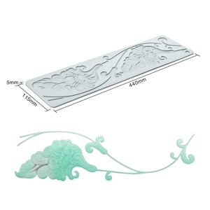 Macro detail of leaf lace silicone mat showing 440x115mm size and embossed texture