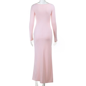 Vue détaillée de la coupe du dos et de l'ourlet de cette robe longue rose à col en V