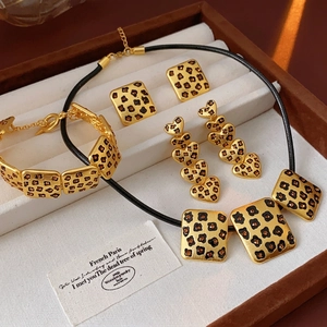 Vintage leopard flower jewelry set with necklace bracelet and earrings in matte gold