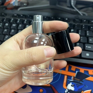 Flacone spray per profumo portatile da 30ml in vetro con ugello argento e tappo nero